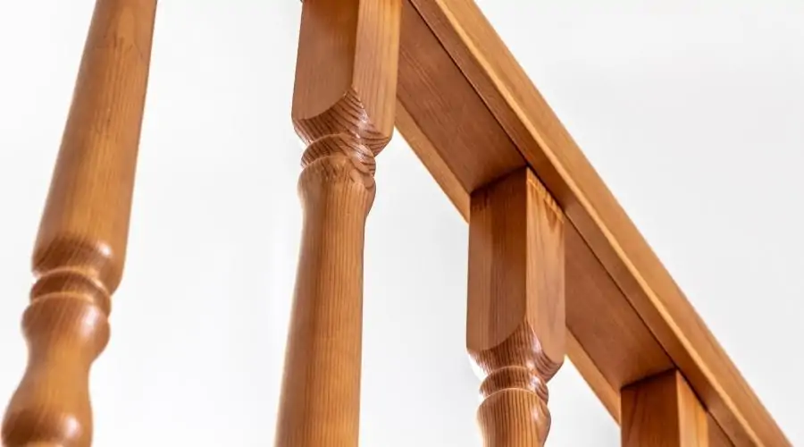Balaustres de madera para barandillas; sus detalles